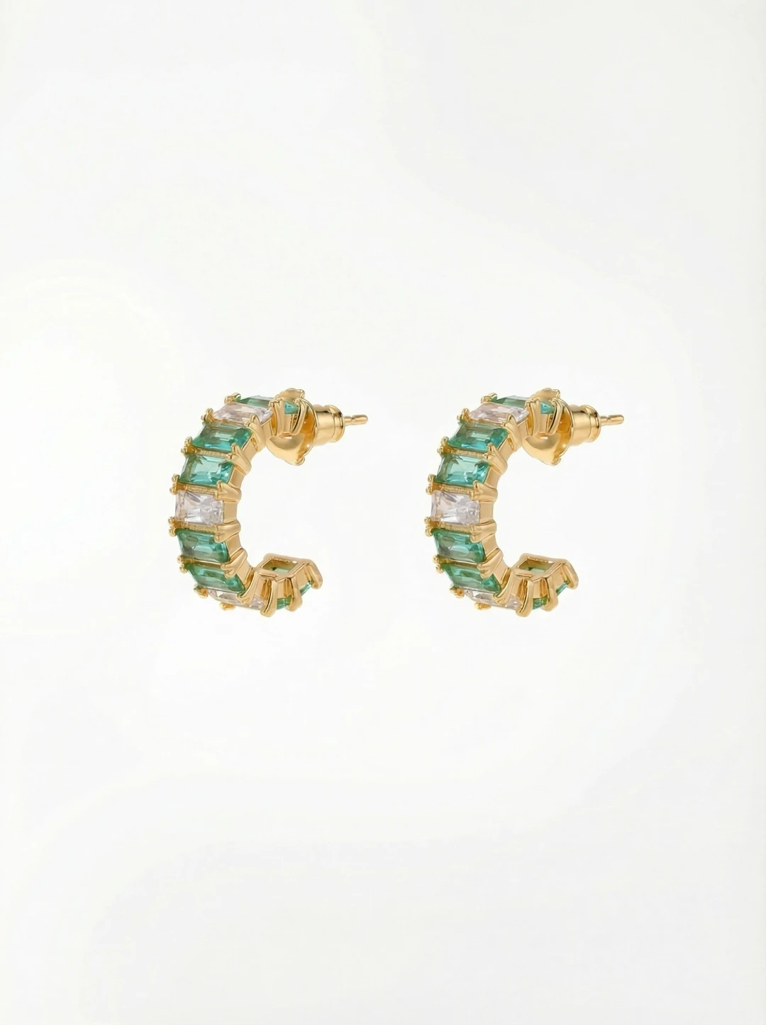 freepik__studiograde-ecommerce-product-photo-on-immaculate-__54157 Aretes | Daytemis