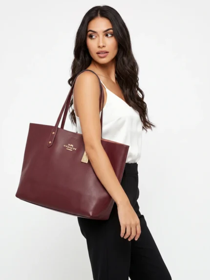 Coach City Tote vino en modelo - Daytemis
