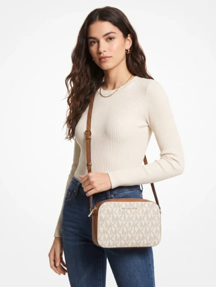 Camera bag Michael Kors vainilla en modelo - Daytemis