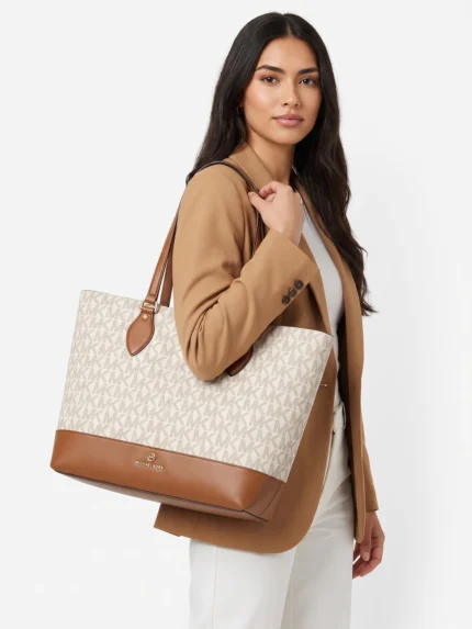 Tote Michael Kors Beck vainilla en modelo - Daytemis