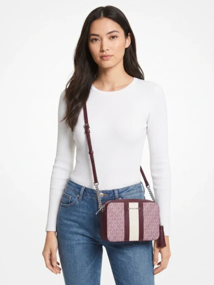 Camera bag Michael Kors lila en modelo - Daytemis