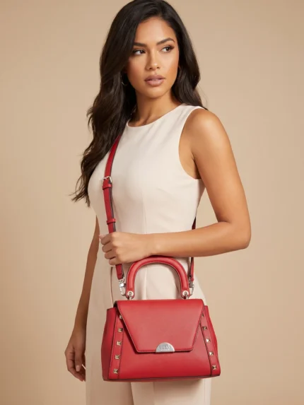 Cartera Guess roja crossbody en modelo