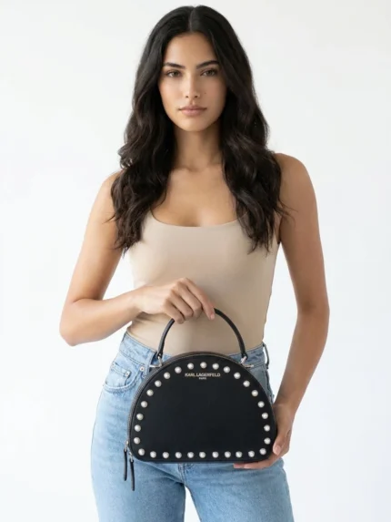 Cartera Karl Lagerfeld negra con perlas en modelo - Daytemis