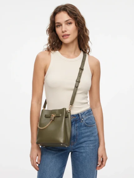 Bucket bag Michael Kors oliva en modelo - Daytemis