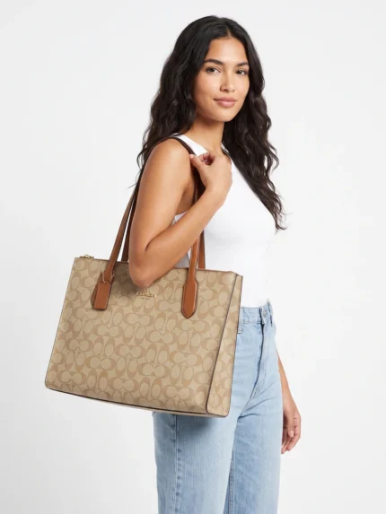 Coach Zip Top Tote khaki en modelo - Daytemis