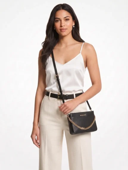 Crossbody Michael Kors negra en modelo - Daytemis