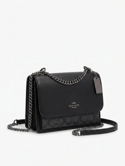 Cartera Coach Klare negra vista tres cuartos con cadena gunmetal