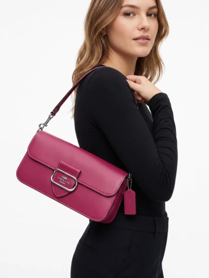 Modelo con Cartera Coach Morgan magenta al hombro