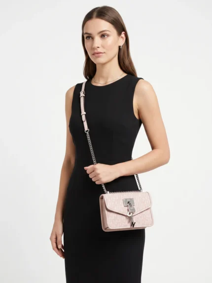 Modelo con cartera DKNY rosa palo