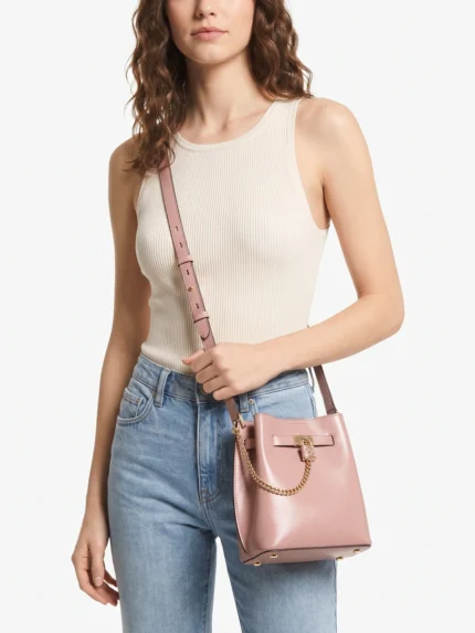 Bucket bag Michael Kors palo rosa en modelo - Daytemis