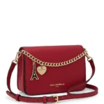 Cartera Karl Lagerfeld roja saffiano con dijes Torre Eiffel y corazon