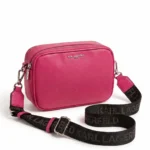 Cartera Karl Lagerfeld camera bag fucsia con correa logo