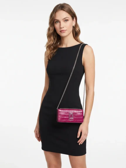 Modelo con cartera Karl Lagerfeld croco fucsia