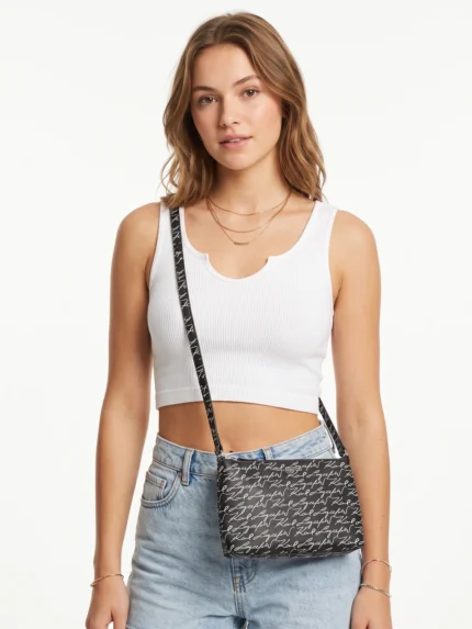 Modelo con Cartera Karl Lagerfeld Script