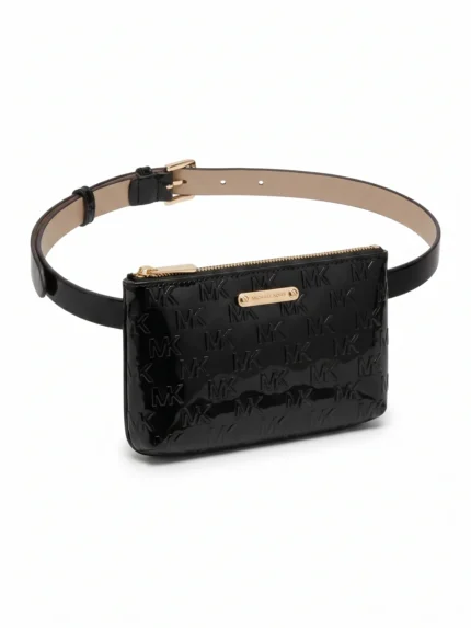 Cangurera Michael Kors charol negro con monograma MK repujado