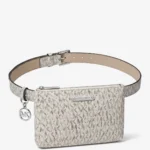 Cangurera Michael Kors Signature vainilla con dije MK