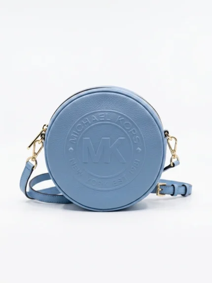 Cartera Michael Kors circular celeste con logo MK grabado