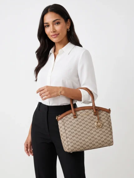 Modelo con cartera Michael Kors signature vainilla