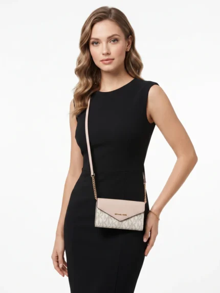 Modelo con cartera Michael Kors rosa palo