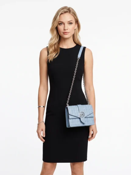Modelo con cartera Michael Kors celeste