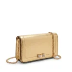Clutch Karl Lagerfeld dorada con lazo de cristales y cadena