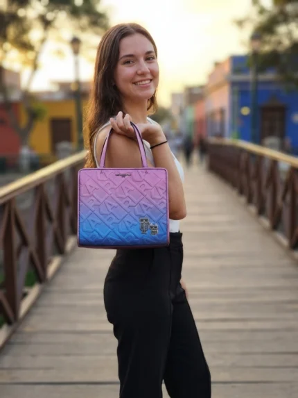 Modelo con cartera Karl Lagerfeld degrade en Barranco