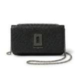 Cartera Karl Lagerfeld negra con logo K geometrico y cadena plateada