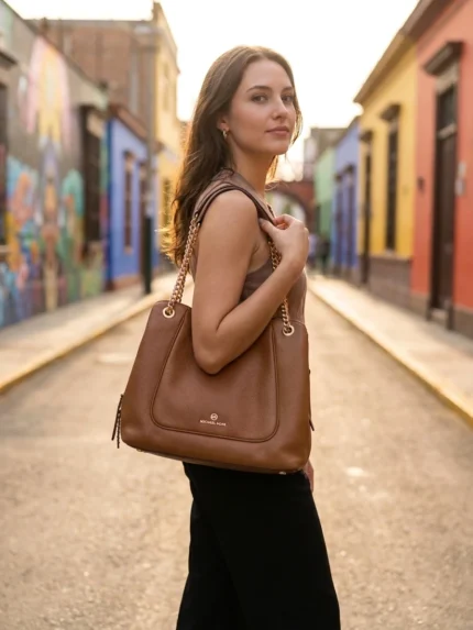 Modelo con bolso Michael Kors de cadena al hombro en Barranco