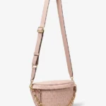 Cangurera Michael Kors media luna rosa palo con monograma MK