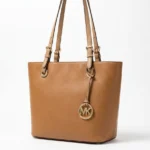 Tote Michael Kors cuero camel con dije MK dorado