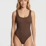 Traje de baño marrón con monograma