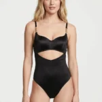 Traje de baño negro satinado con abertura