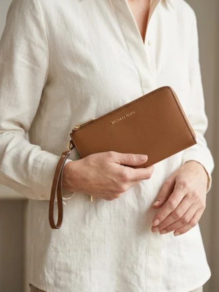 Michael Kors sobre camel plano rectangular con asa — en la mano