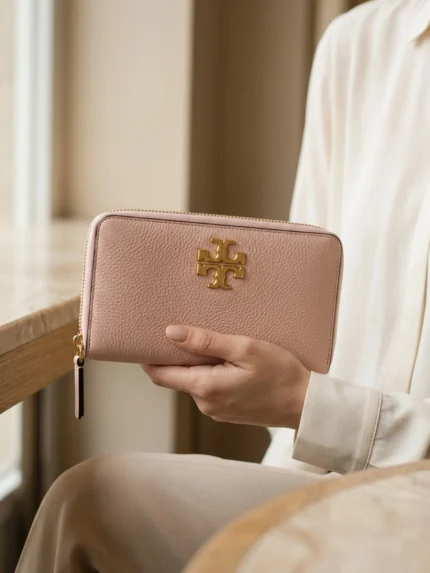 Tory Burch rosa pálido granulada con logo grande dorado — en la mano