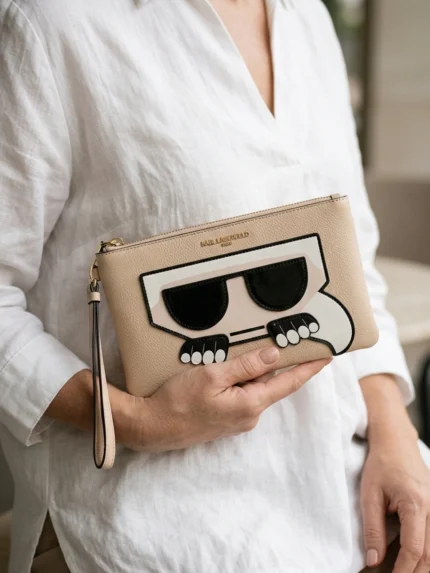 Karl Lagerfeld beige con ilustración negra de gafas y rostro — en la mano