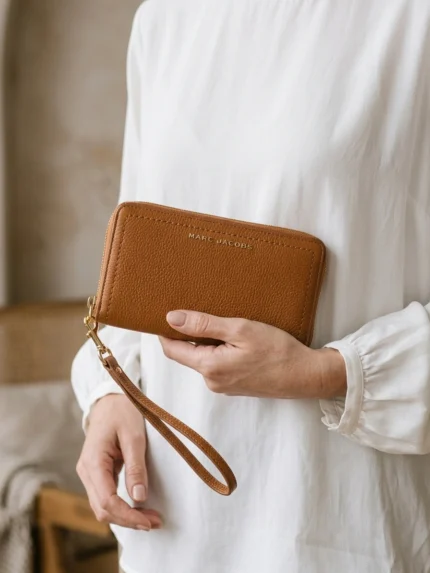 Marc Jacobs camel con cierre y asa — en la mano