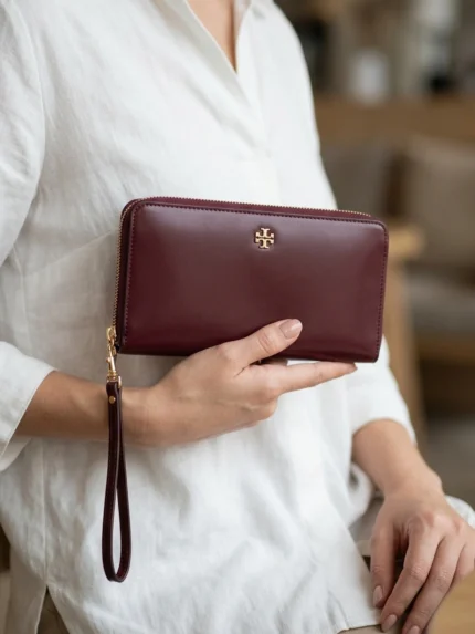 Tory Burch vino con pequeño logo dorado — en la mano